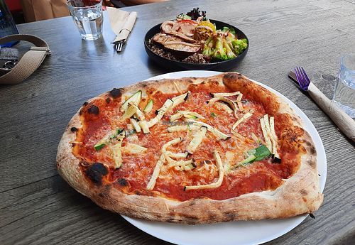 Vegane Pizza aus Sauerteig at Liebling Trier in Trier
