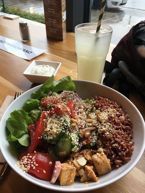 Bowl and water with ginger syrup at Manoa in Krakow