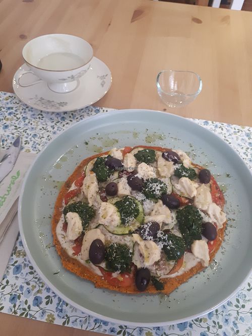 Pizza and matcha latte at Makalu Veggie in Alicante