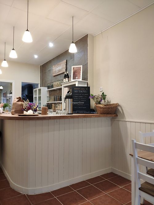 Counter with daily menu at Makalu Veggie in Alicante