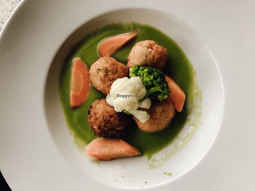 Gemüsereisbällchen auf Erbsencreme-Beet at Gusto's in Rupperswil