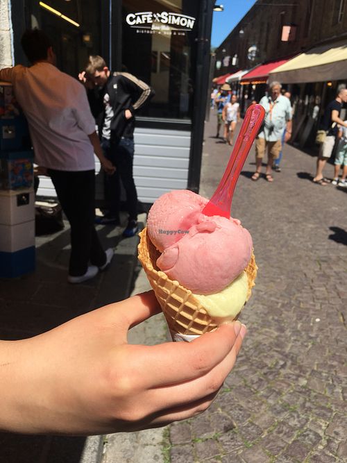 Peach Rhubarb Ice Cream  at Captain'ice in Saint-malo