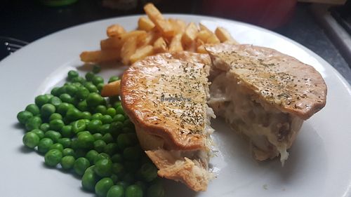 Chikn, leek and bacun pie (chips and peas not included 😂) at Magpye  in North Shields