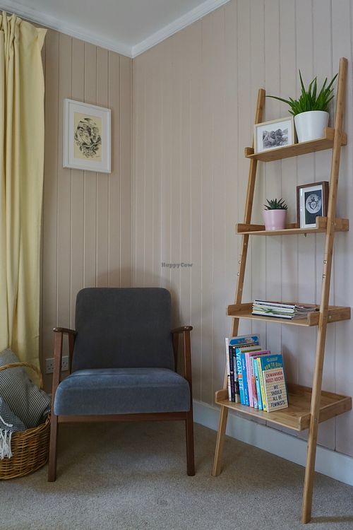 Reading corner at The Field Shelter Guesthouse & Sanctuary in Blairgowrie