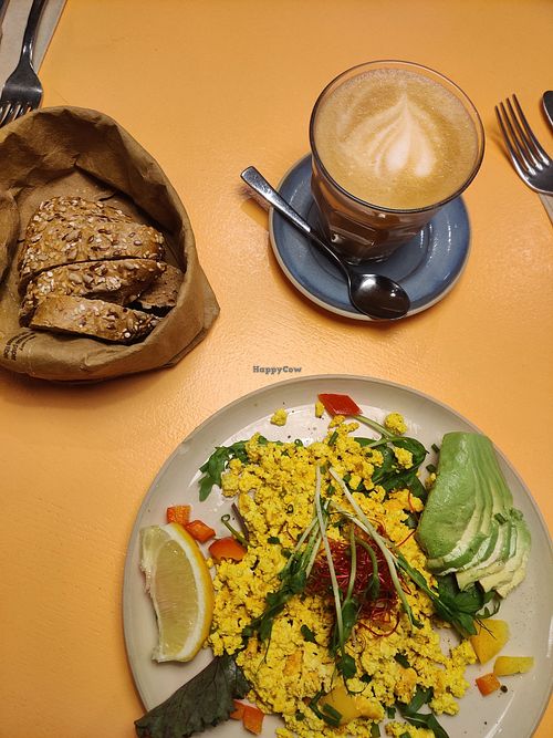 Tofu scramble with avocado at Vevay Kitchen in Frankfurt
