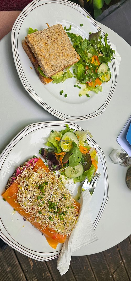 Veganes Sandwich (oben) & Vollkornbrot mit veganem Lax at Lesecafé in Frankfurt
