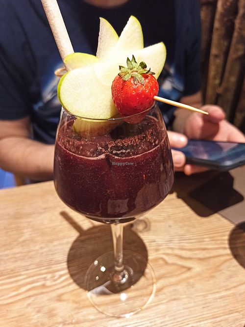 Cocktail sans alcool à l'acaï at La Cabane  in Annecy