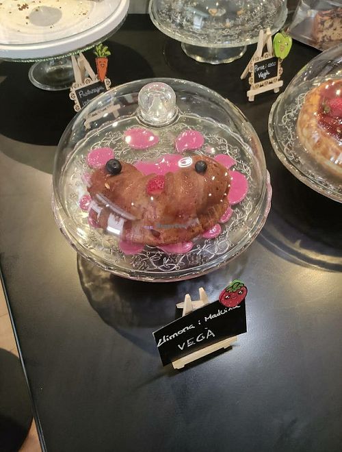 Lemon and strawberry vegan cake at La Tetera in Terrassa