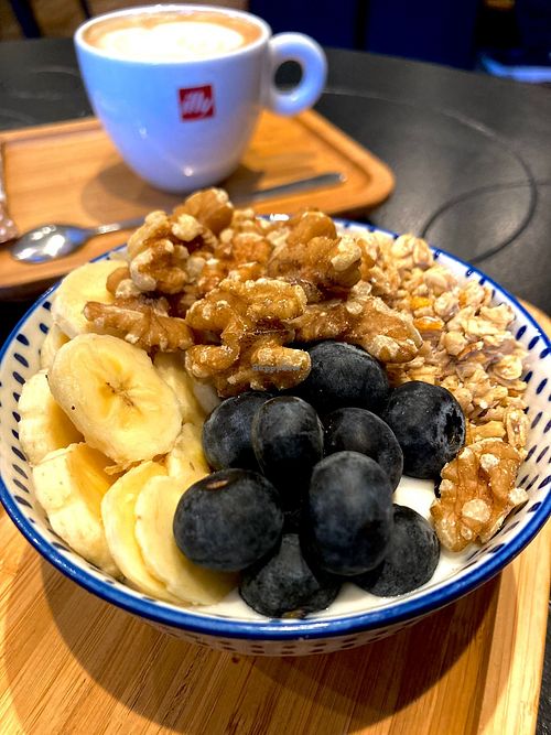 Vegan yogurt bowl at La Tetera in Terrassa