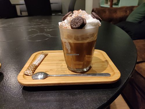 Vegan coffee (oak milk and vegan cookies and cream) at La Tetera in Terrassa