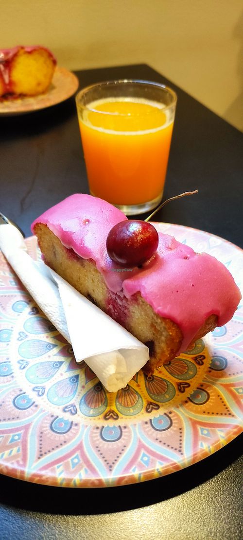 Bizcocho de cerezas at La Tetera in Terrassa