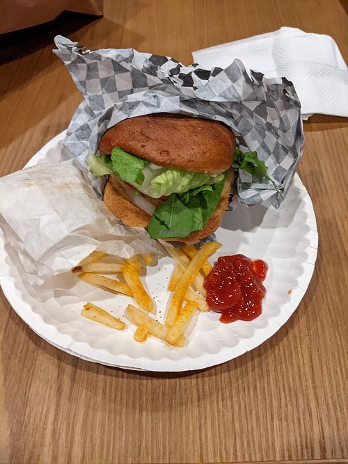 Chicken sandwich and air 🍟 at Ricchardo's The Total Vegetarian in Pasadena