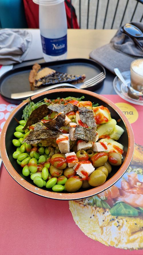 Poke bowl to compose at Cuma in Palermo