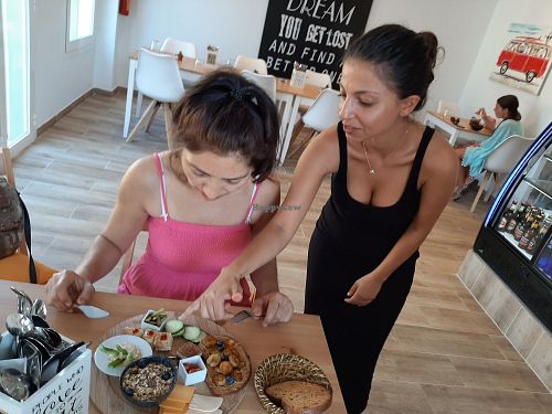 Donna explaining her Brunch plate at Donna Vegana in Mallorca