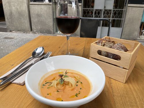Crema fría de tomate, pepino, aguacate con chips de yuca + vino y pan - del menú del mediodía at Te Quiero Verde in Barcelona