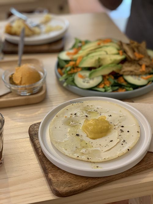 ”chicken” salad and ”huevo” frito at Mukka Coffee in Mallorca