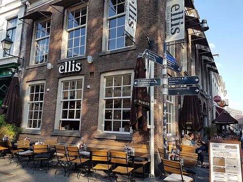 on the corner at Ellis Gourmet Burger in Breda