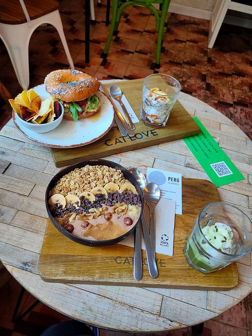 Vegan options bowl and bagel at Catlove Coffee in Gijon