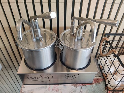 Mayo und Ketchup - Gratis at Vegan Burger in Dornbirn