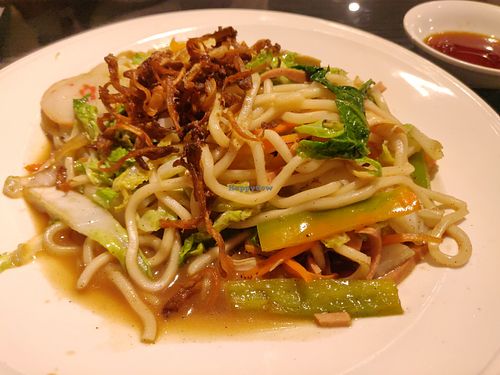 Noodles and veggies at DīShuǐ Fāng 滴水坊 in Yilan