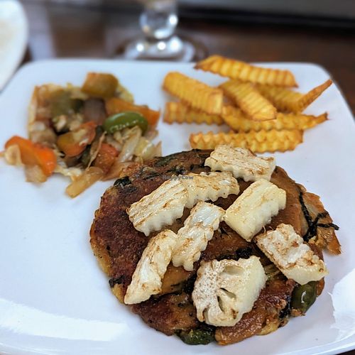 Vegan hamburger at Jardin del Arte Sano in Vinales