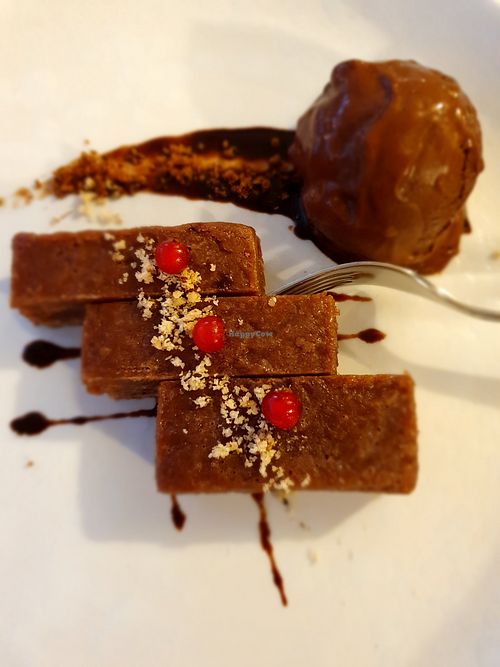 Chocolate cake (which melted in my mouth 🤤🤤🤤) and chocolate sorbet, both amazing at Dalmatino in Hvar