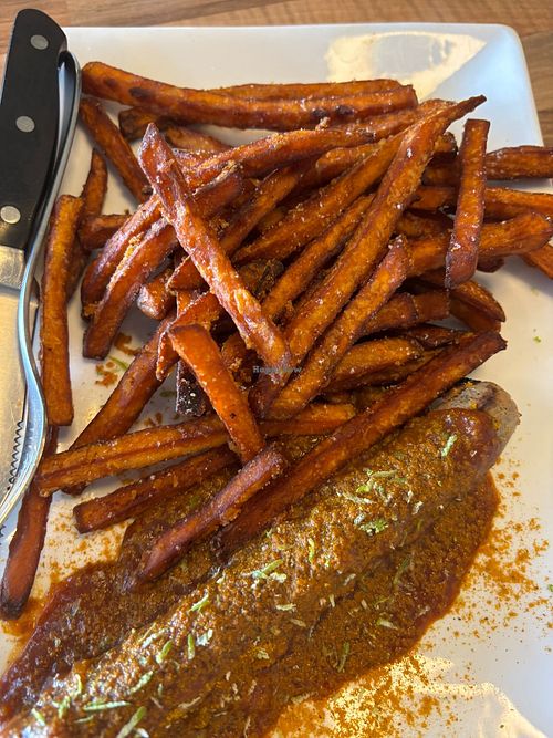 Süškartoffelpommes mit Seitan-Wursf at De Lux Curry in Sylt