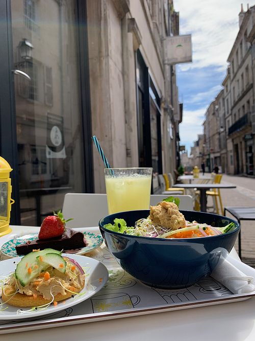 Le midi en terrasse at Sweet Time in Poitiers