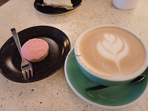 Roze koek(je) en Vandaag blijf ik binnen choco. Heerlijk! at Anne&Max in Zwolle