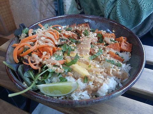 Thai bowl at Kind Kitchen in Porto