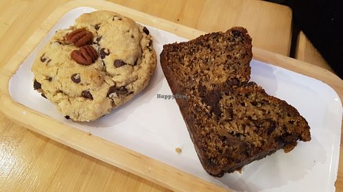 Cookie and carrot cake at Bali Bowls in Lege-cap-ferret