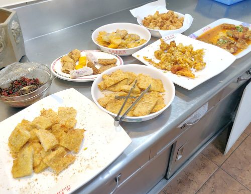 Fried options at YǒngXìng SùShí Guǎn 永興素食館 in Penghu