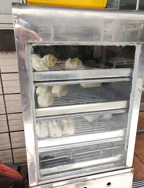 Steamed buns outside at YǒngXìng SùShí Guǎn 永興素食館 in Penghu