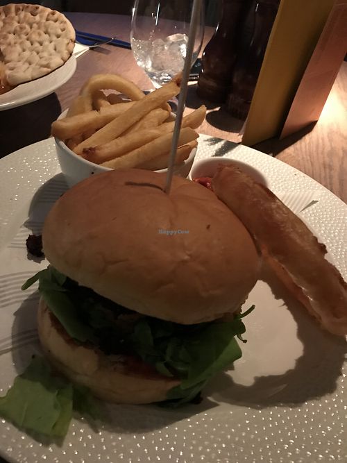 Vegan burger beetroot e cavolfiore at Scott's in Troon