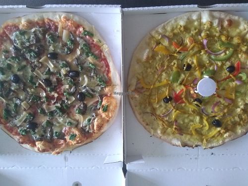 Provencale on the left and curry on the right side at Pizza Panorama in Castanet-tolosan