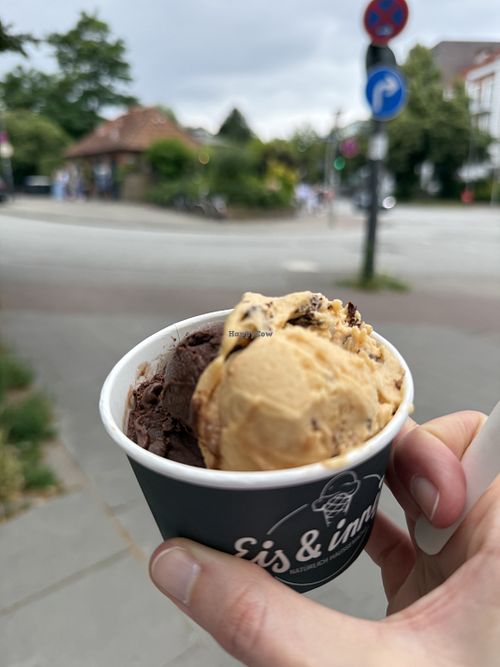 Schokosorbet & Aprikose-Stracciatella  at Eis & Innig in Hamburg