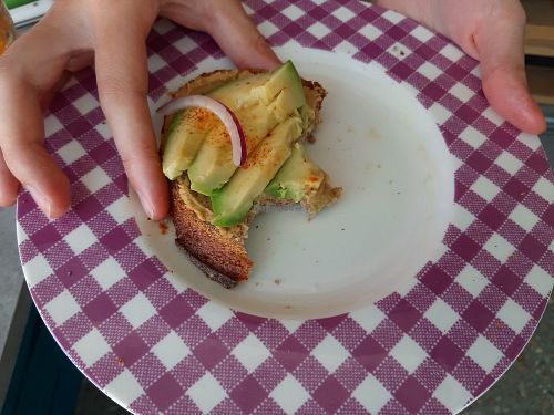 Nur noch ein kleiner Rest Avocado-Toast, war so lecker 😉 at 3ème Vague in Mimizan