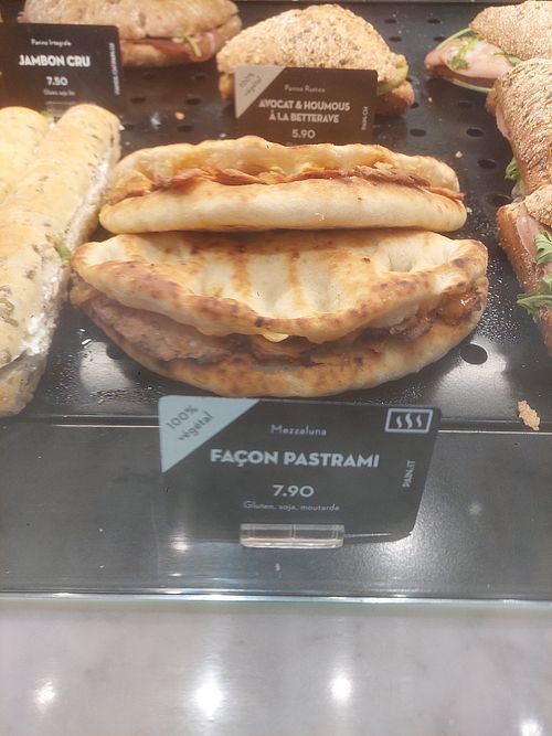 Nouveau et très bon! Avec une sorte de chutmey d'onions at Caffe Spettacolo in Lausanne