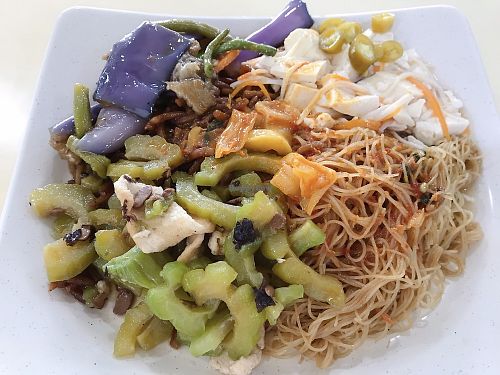 Simple Chinese vegetarian food  at Hui Yuan Zhai 慧缘斋 in Central Singapore