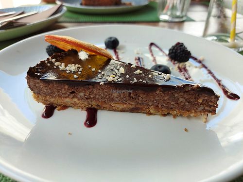 Raw chocolate cake : I would have preferred the cream without nuits inside at Urban & Veggie in Dubrovnik