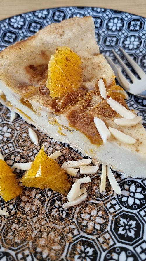 Mandarinen-Topfen-Torte (vegan) at JOE teecafe in Perchtoldsdorf