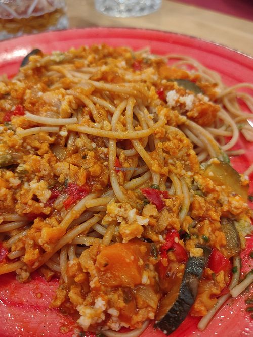 Espaguetis integrales con salsa boloñesa vegana at Teff Vegetariano in Elche