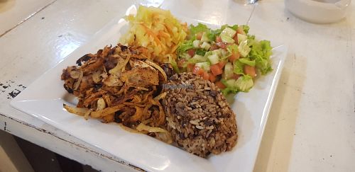 שווארמה טבעונית עם מג'דרה וסלטים at Basbousa in Koh Phangan