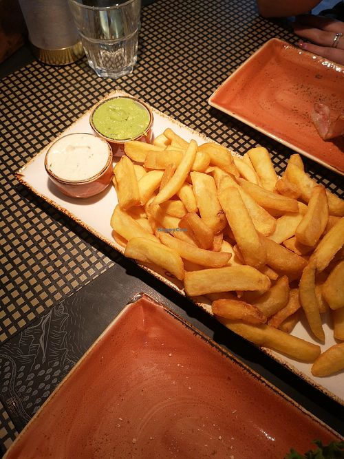 Pfund Pommes mit Veganer Trüffel Mayo und Veganer Guacamole at Peter Pane in Muenster