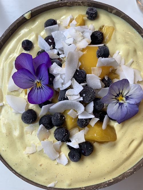 Mango love smoothie bowl  at Eko-Logiskt konceptcafé in Falkenberg
