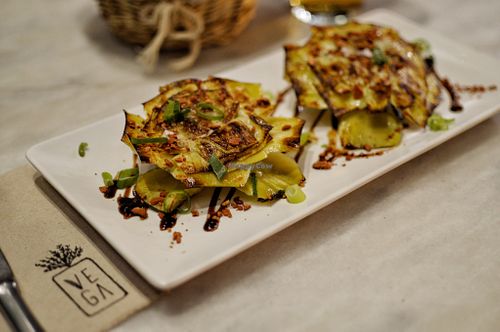 Grilled Artichokes with balsamic vinegar, crunchy "bacon" and chinesse scallion at VEGA - Alamo in Madrid