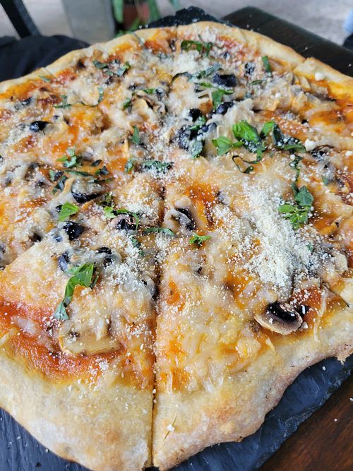 Mushroom pizza at Almendra in Atenas