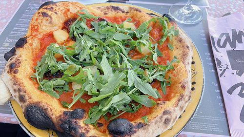 pizza rosso + arugula, pineapple & dried tomatoes  at Francesca & Fratelli - List in Hannover
