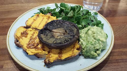 Carrot hummus and portobello toast with avocado / tosta de humus de zanahoria y portobello con aguacate at The Fix Specialty Coffee in Madrid