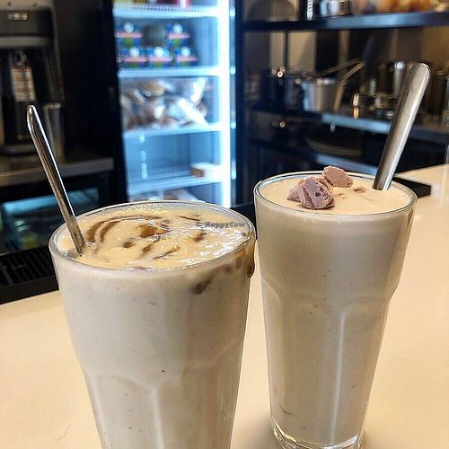 Milkshakes vanille et gâteau au fromage at Mimi & Jones in Montreal